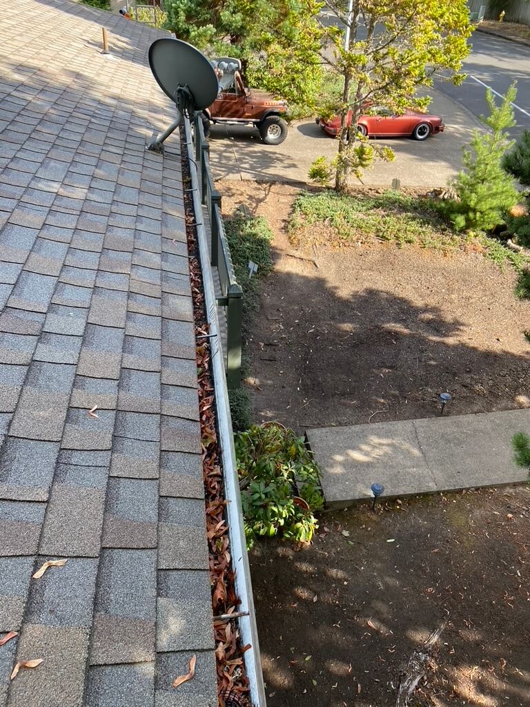 Gutter Cleaning Beaverton 2 beaverton-gutter-cleaning-before