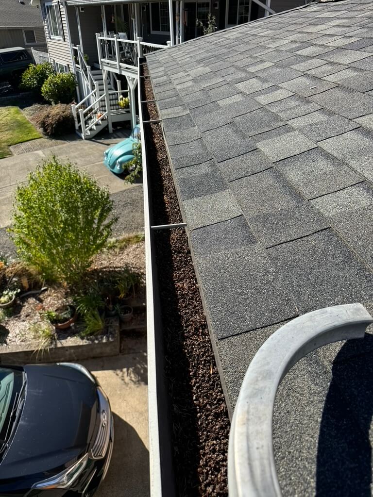 Gutter Cleaning Beaverton 4 gutter-cleaning-beaverton-before